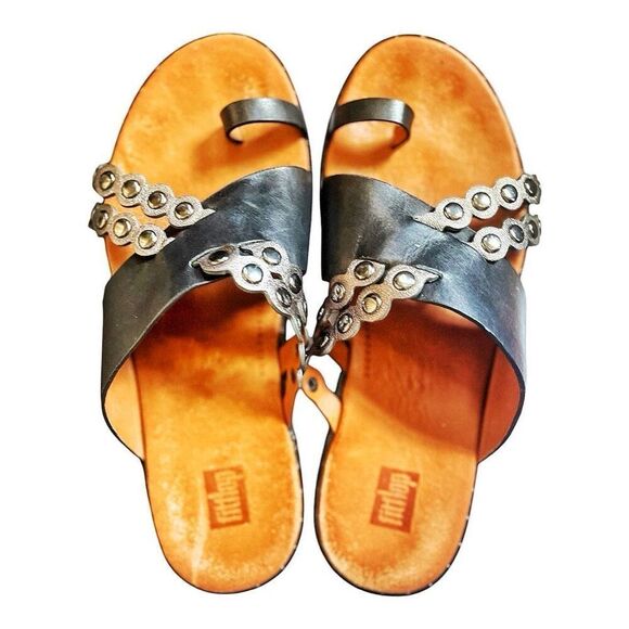 FitFlop Black Leather Embellished Stids Toe Loop Ssndals Size 7 EUC - Picture 1 of 5